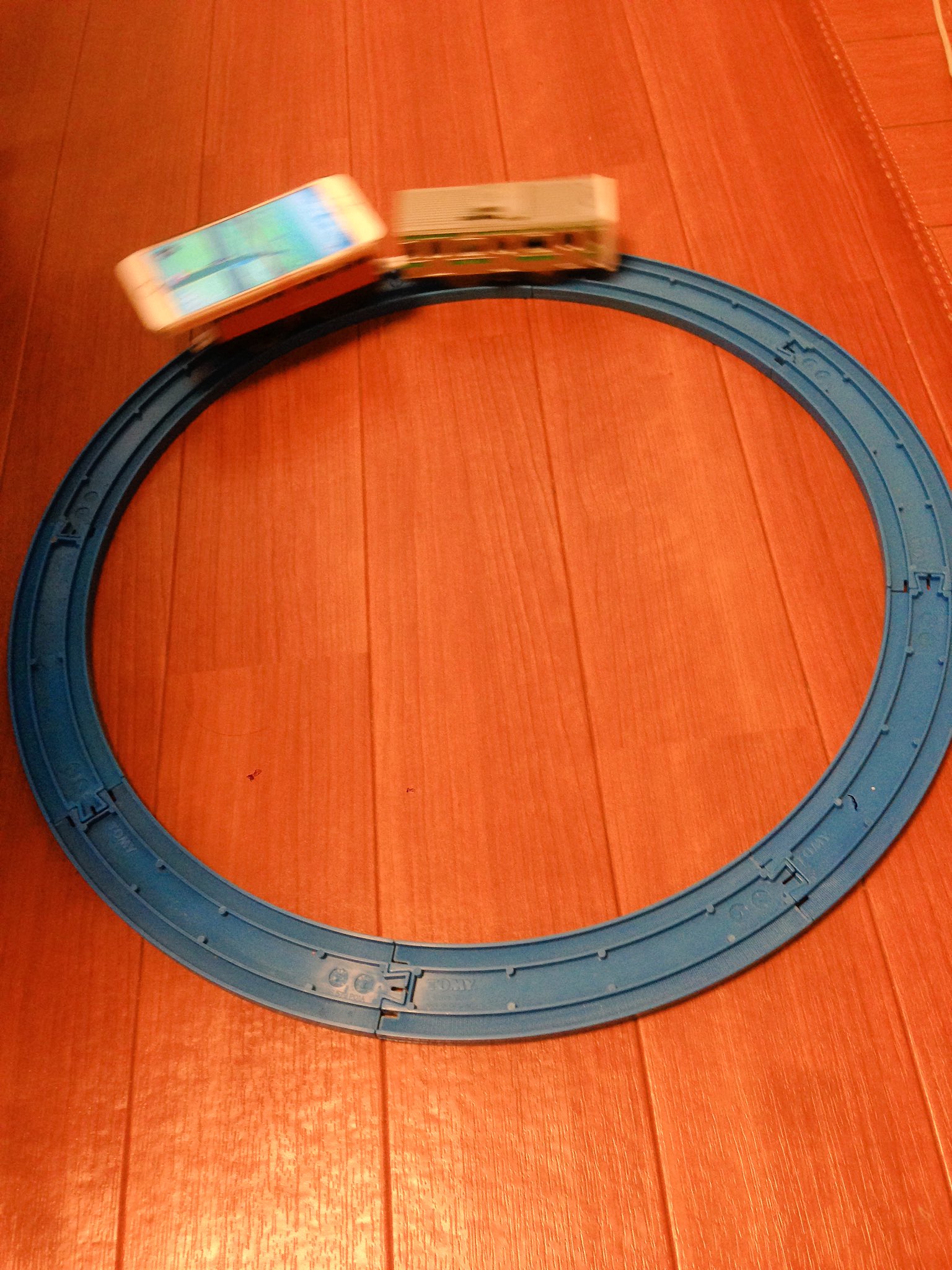 40mp イナメトオル 子供たちがプラレールで遊んでるのかなと思ったら 嫁さんが電車にスマホくくりつけてポケモンgoのたまご孵化させてたときの図 T Co S5l7oiro11 Twitter