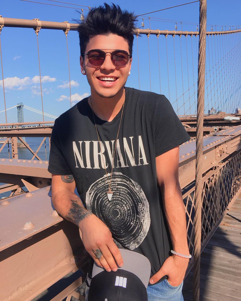AyudaFollowSV's tweet photo. 🎭 1 RT = 1 VOTO 🎭

#SebastianVillalobosYoutuber #SebastianVillalobosVideo #KCAMexico #KCAColombia https://t.co/9LYaBNB303