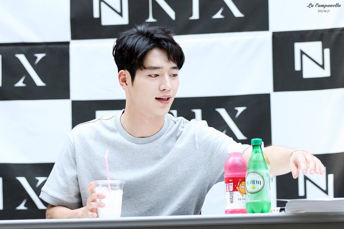 S24KJ7's tweet photo. 160722 #닉스 #팬사인회 #서강준 :) 탄산수가 반가웠어요~? 오구오구 ^▽^ https://t.co/gY7970KjhY