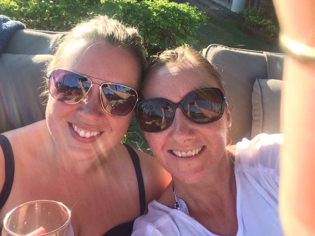 Fiji tis a tough life <a href="/Annabel1NZ/">AnnaNZ</a>  love that we met via tweeting #gigatowndunedin