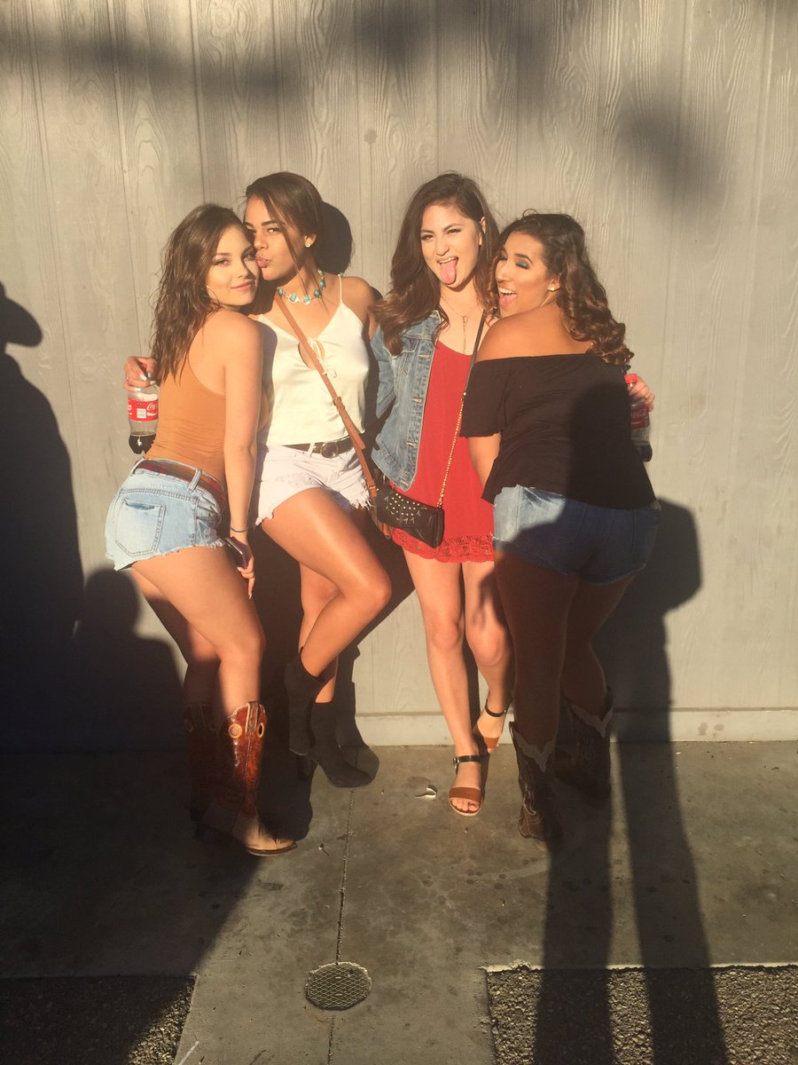 elluh_xo's tweet photo. HAPPY BIRTHDAY TO MY LOVAAAA✨ love u best friend! #TurnupStarters #WeBomberThanYouWillEverBe Xo🎈❤️ https://t.co/dvJhFjN5Qt