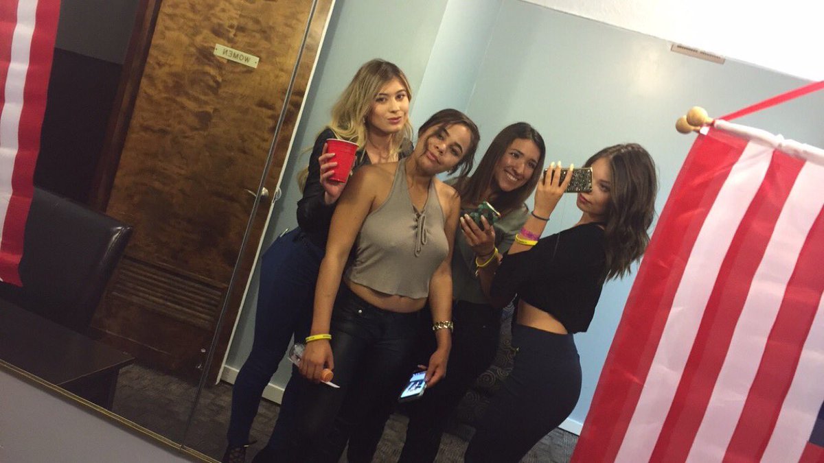 elluh_xo's tweet photo. HAPPY BIRTHDAY TO MY LOVAAAA✨ love u best friend! #TurnupStarters #WeBomberThanYouWillEverBe Xo🎈❤️ https://t.co/dvJhFjN5Qt
