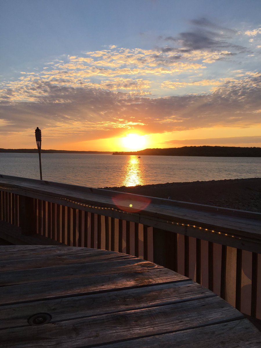 gentry_shari's tweet photo. Beautiful sunset #letsretire https://t.co/nP6WnOWShu