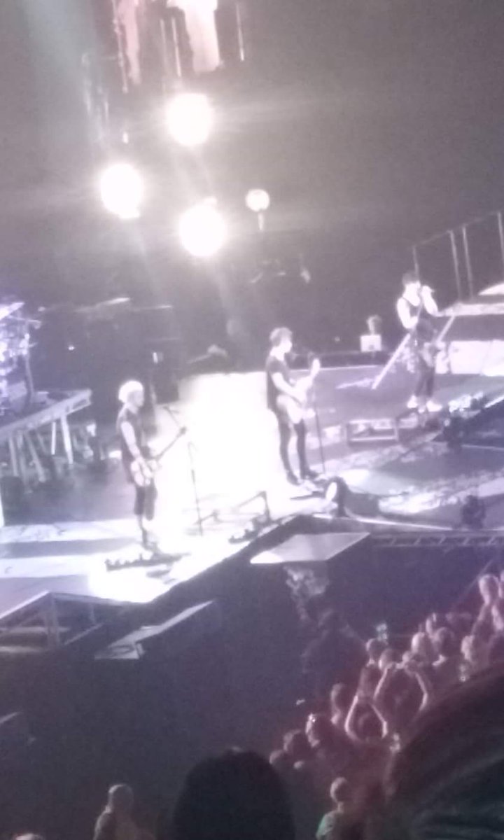 ShianeBoyd's tweet photo. @5SOS I loved seeing y'all so much I love you please follow me https://t.co/46iGL8slYo