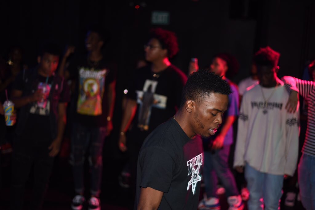 ThePrimeNotice's tweet photo. @yungjay900 w/ his Partner In Crime @MiqualeChrist  "Raining" w/ Vibes on their set 🌧⛈
👇🏾👇🏾

https://t.co/6KPSUmViYH https://t.co/YYGikQEu2r