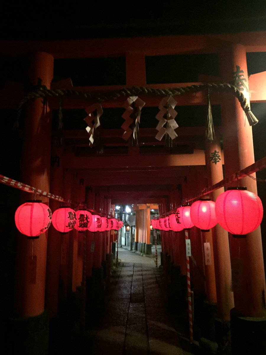 Roy 伏見稲荷大社の衣服に関する禁止なし は非常に懐深い対応だと思います しかし 宵宮 本宮祭 はどんな物か理解すると刀剣乱舞のコスプレなどしないと思うんだけどねぇ 伏見稲荷の神様に一年の神恩に感謝して 万灯神事 でお山を赤く灯します