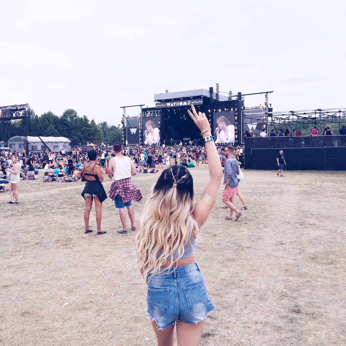 hellosylviaa's tweet photo. peace @wayhome ✌🏻️ thx @garniercan & @rogermedinahair for fairy princess mermaid hair #fructisfestival #fructisstyle https://t.co/8cAMU90wLL