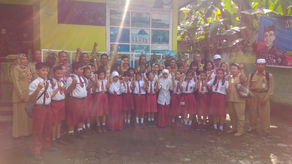 UMuncar's tweet photo. @a_azwarnas 31 anak SD Kec. Muncar mengikuti Audisi BEC Cilik Tahun 2016 di Banyuwangi https://t.co/zoPNGGpu85