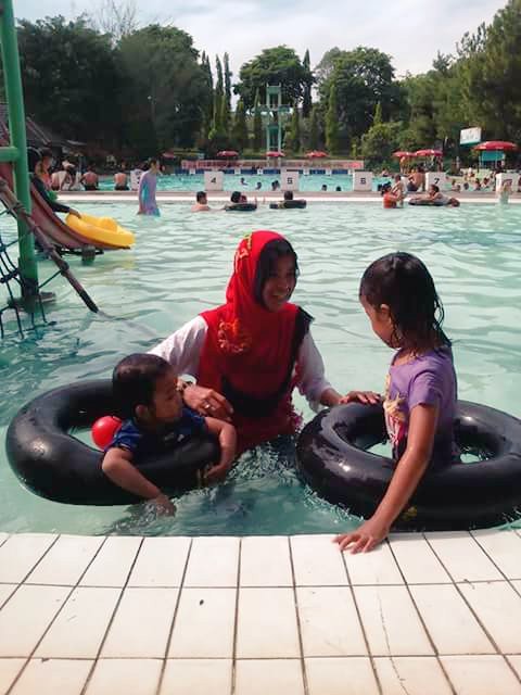 Arri_Widi's tweet photo. @ForceMagicID senang menemani kedua putriku renang #ForceMagicKIDSTIME @whyMardianing @SantiSanti86 @andyanisalmah https://t.co/Rgl6nKsuQT