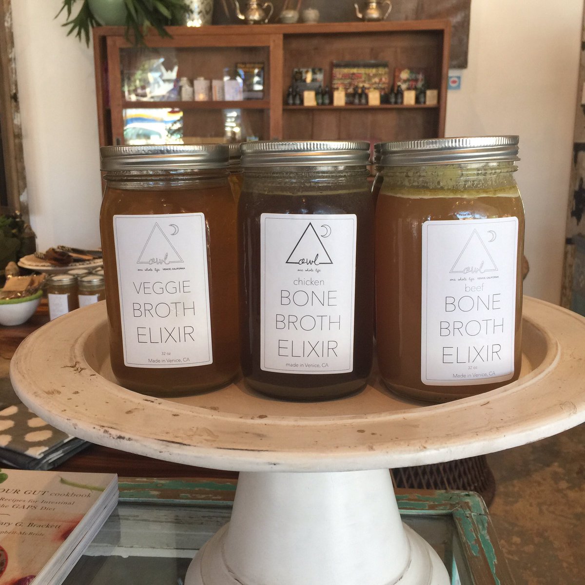 OwlVenice's tweet photo. Start your week right- pick up bone broth first thing tomorrow from Livestyle Juice Bar! #bonebroth #vegan #wellness https://t.co/sA9mCbDEmQ