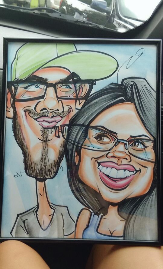 MaryFrix_'s tweet photo. This is the bitch face he makes when he mocks me 😂 but he smiled for the drawing. #Howdheknow https://t.co/sbI1ptzVy8