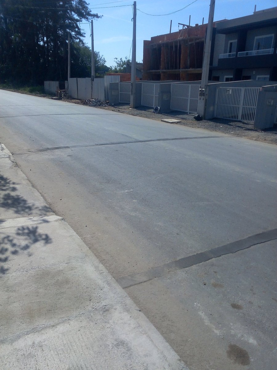 Mais uma vergonha dessa gestom cortar asfalto em asfalto novo pra ligar água. Podia deixar ramal antes.