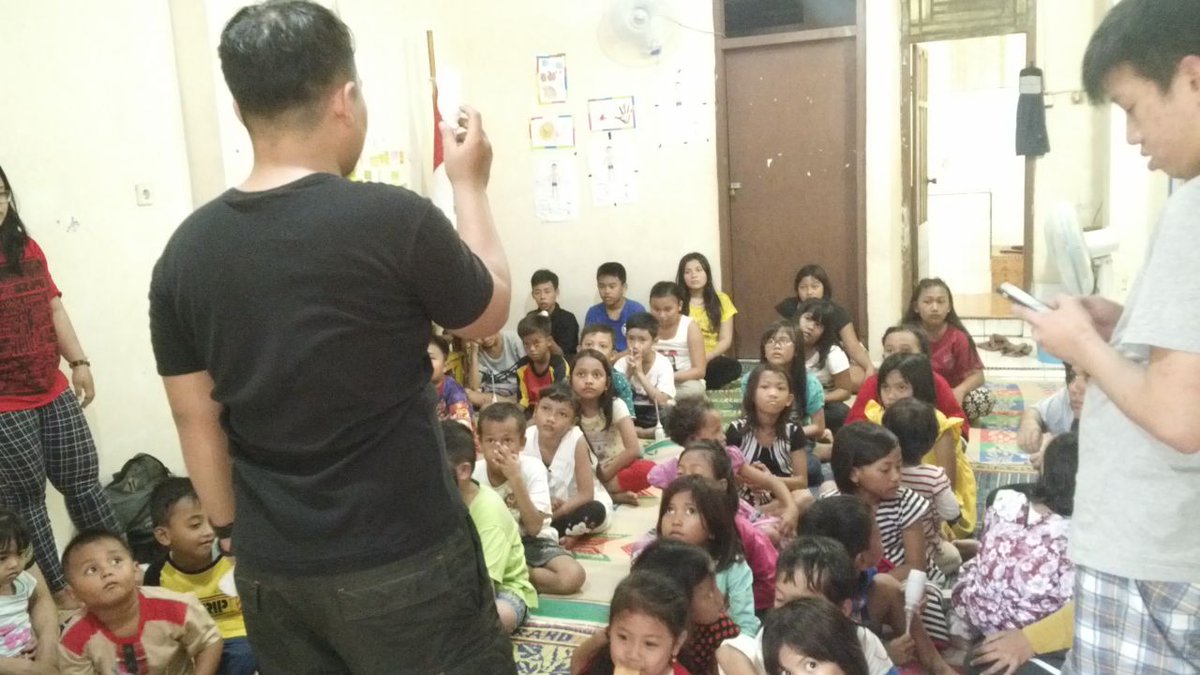 sobatkolong's tweet photo. Adik2 dan kakak2 SK membuat Marakas dari barang bekas, seperti botol minum plastik dan Koran bekas. https://t.co/tpLlWF6EVL