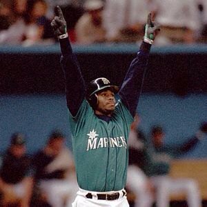 GhostyOnSecond's tweet photo. Ken Griffey Jr just set the all time record for voting percentage for the HOF. Congrats to The Kid. #MLBHOF https://t.co/7A6kt4Qpkw