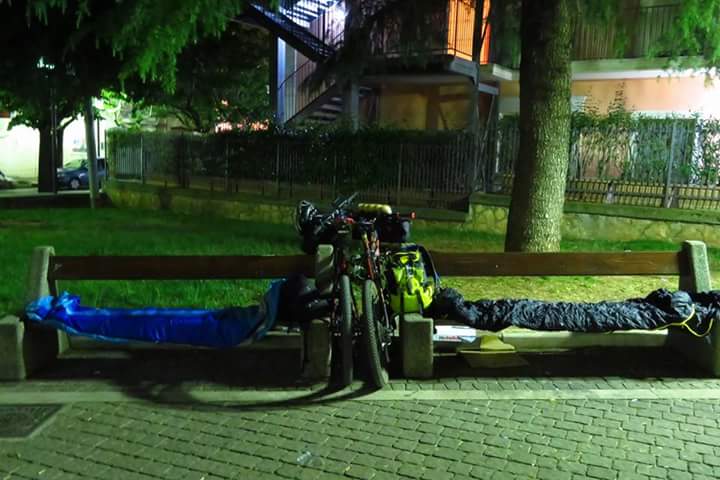 ApuliaBikeTrail's tweet photo. Panchine bike friendly con parcheggio integrato lungo il percorso.Dormire sotto le stelle è il top! #apuliabiketrail https://t.co/oLCRDlxbno