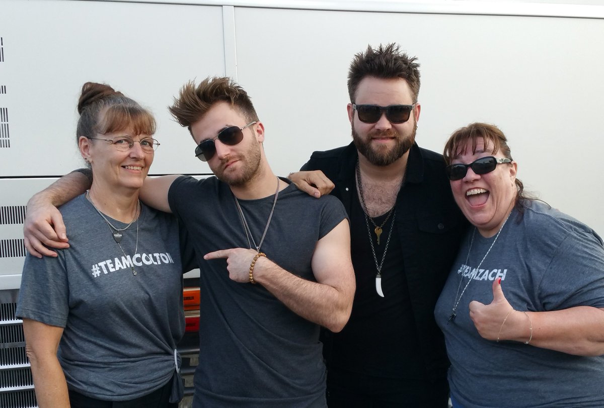 kimoh3's tweet photo. @TheSwonBrothers a duo for a duo! We love you guys -THANKS! :) @theGayWilliams #TeamColton #TeamZach #TeamSwon https://t.co/Aar4L7qTQo