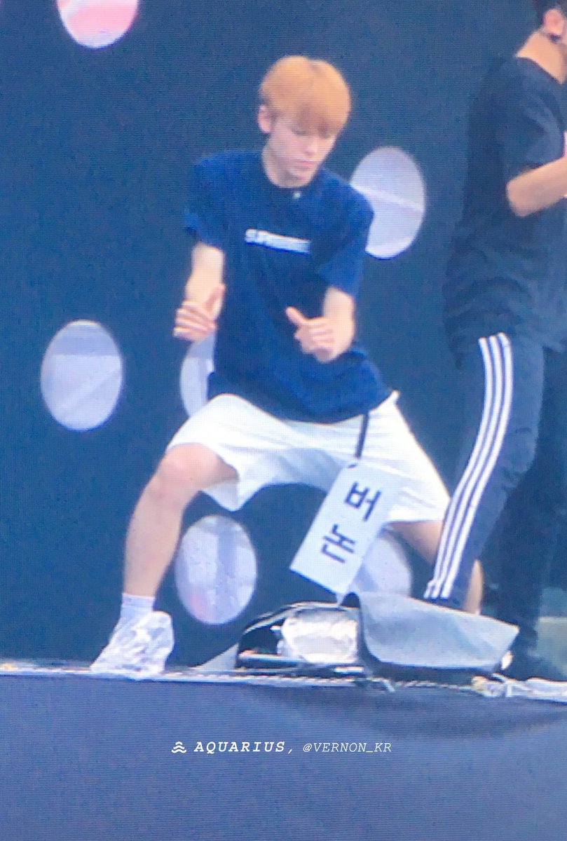 17hansolpics's tweet photo. LOOK AT HIM https://t.co/FSjcsyJFyN