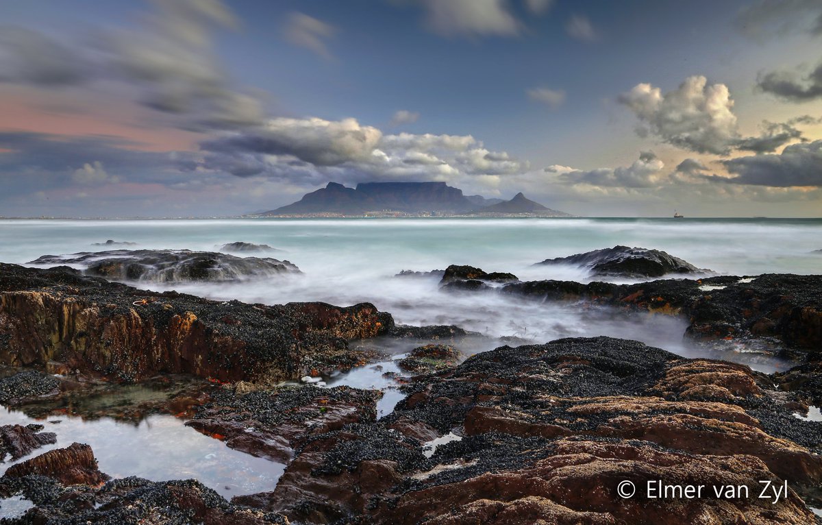 elmervanzyl's tweet photo. Good Morning #CapeTown. I wish all my followers and great week ahead. @KFMza @liezelv @RyanOConnorZA @CPTBookings https://t.co/JpjzQbNkxp