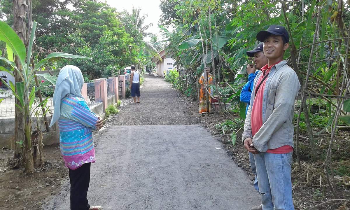 RJ_Rafiqiahmad's tweet photo. pak kades kalapasawit terjun langsung di lokasi Pengaspalan yg didanai dari Dana Desa2016 @KemenDesa @Marwan_Center https://t.co/HVZrOZLzWJ