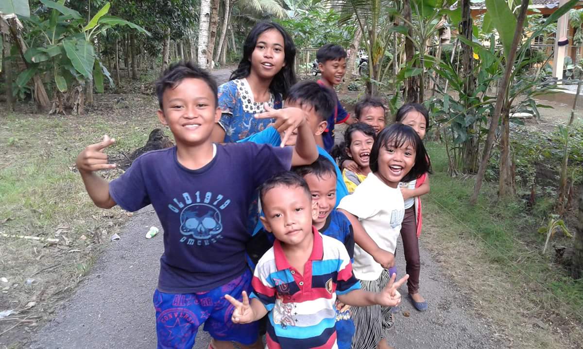 RJ_Rafiqiahmad's tweet photo. pak kades kalapasawit terjun langsung di lokasi Pengaspalan yg didanai dari Dana Desa2016 @KemenDesa @Marwan_Center https://t.co/HVZrOZLzWJ