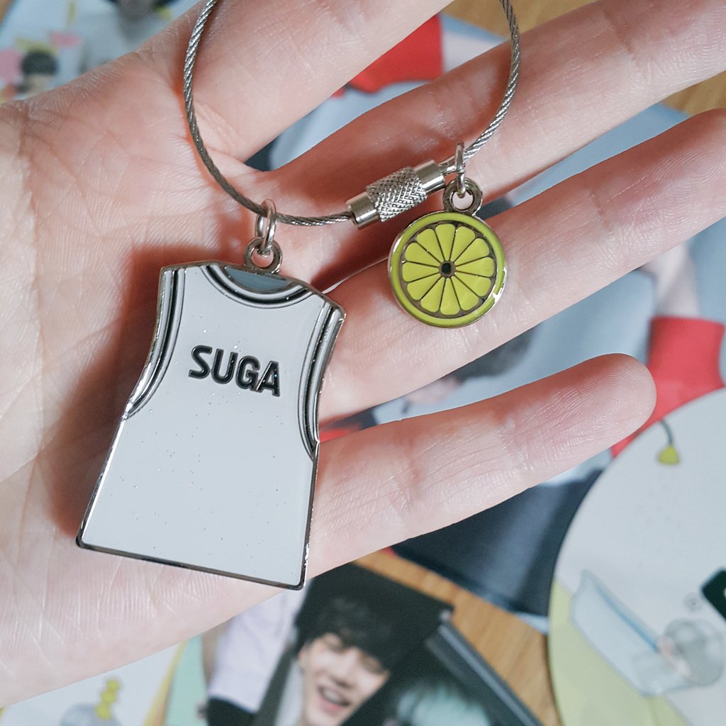 _91_BTS's tweet photo. @suga930309com 배송이 이렇게 빠를 거라고는 생각도 못하고 있었는데 깜짝 선물 받은 느낌이에요😢 물품 하나하나 다 예뻐요 진짜💕💕 항상 예쁜 윤기 사진 감사드리고 더위 조심하세요😍😘😙😚 https://t.co/CW3HvHZ1lm
