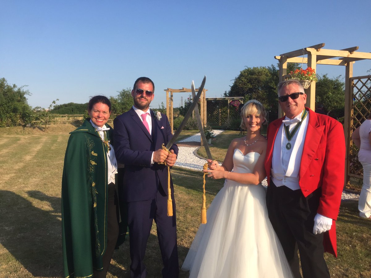 KentishSabreurs's tweet photo. newly weds perform perfect #Sabrage before using sabre to cut their cake
Bride loved my cape
https://t.co/5Mqpo8apRz https://t.co/WY07Nggtd6
