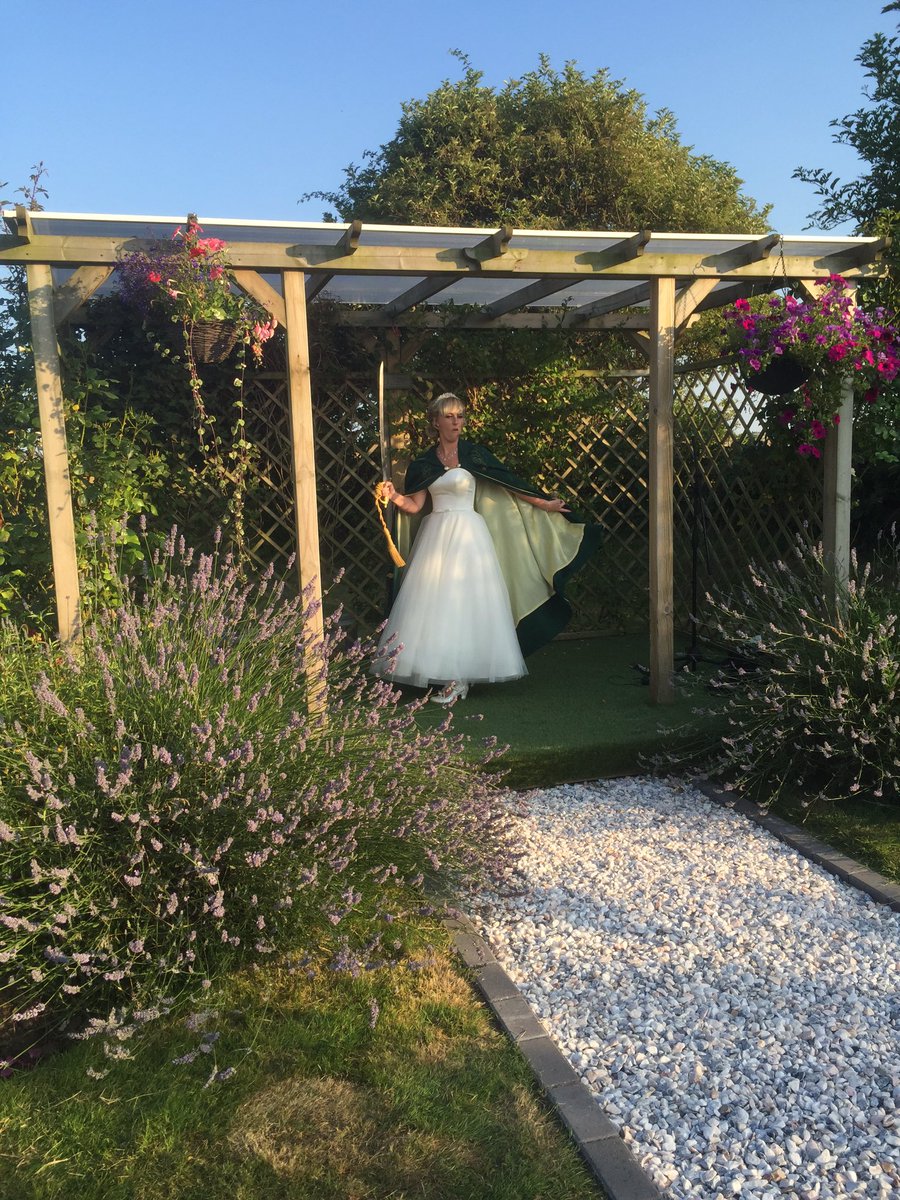 KentishSabreurs's tweet photo. newly weds perform perfect #Sabrage before using sabre to cut their cake
Bride loved my cape
https://t.co/5Mqpo8apRz https://t.co/WY07Nggtd6