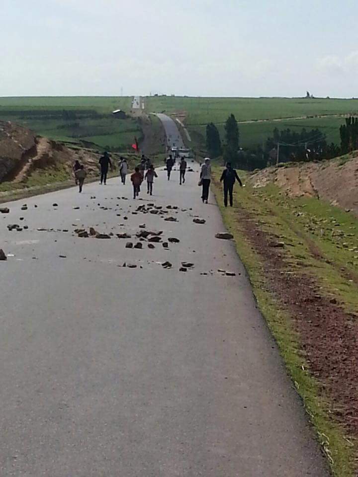 GammadaE's tweet photo. #OromoProtests The road to Dodola (Wes Arsi) has been closed. In several villages. https://t.co/NxbBb5xRdl