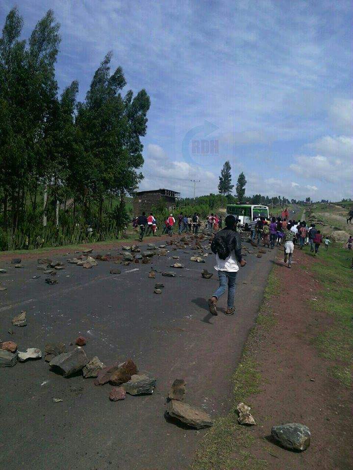 GammadaE's tweet photo. #OromoProtests Roads being blocked  in all directions and the resistance flag  raised on a bus. https://t.co/fmaHR1tvGs