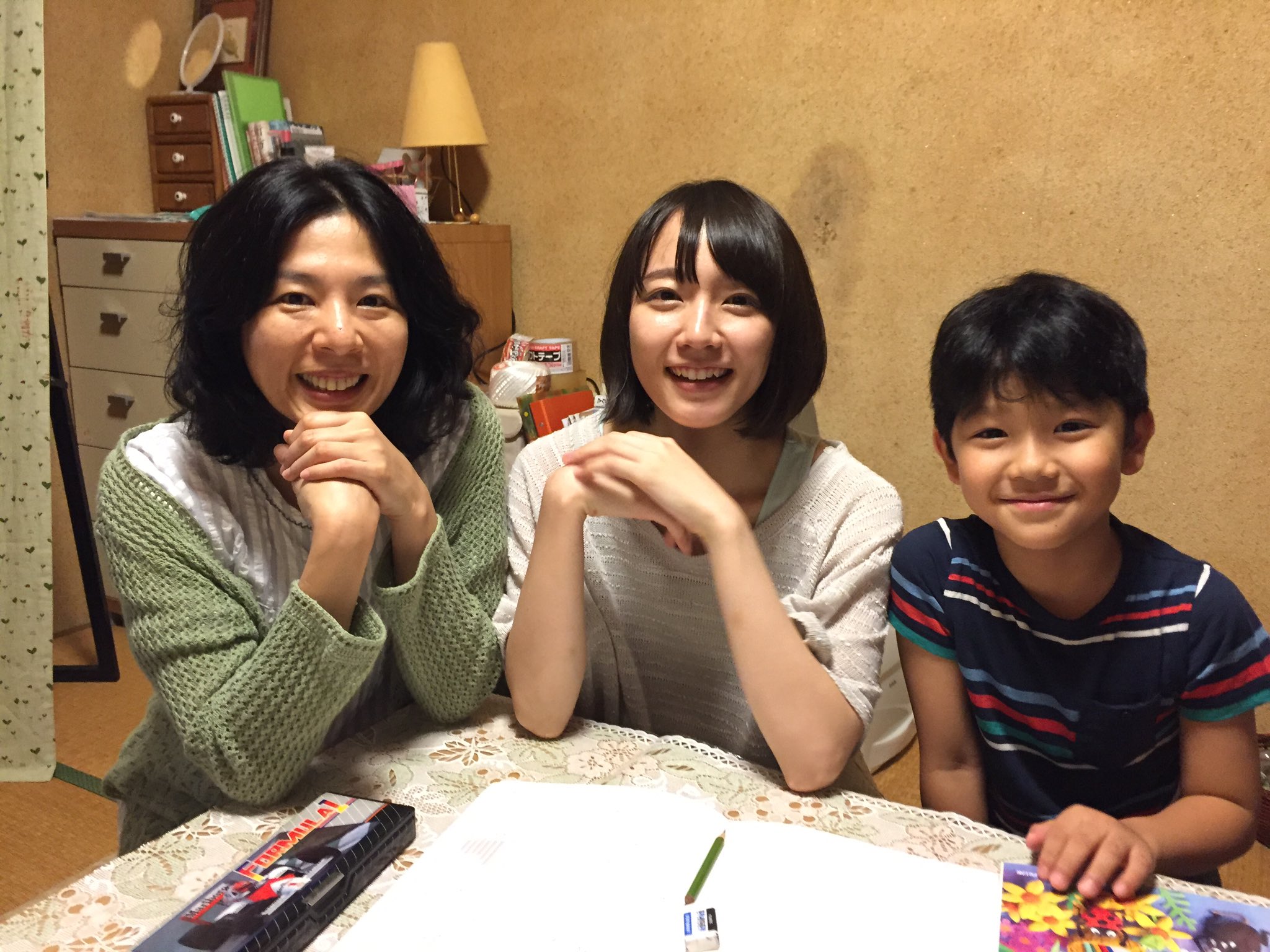 公式 3人のパパ 10 4dvd発売 Twitter પર 一恵は かずえ と呼びます 僕が小学校の時に好きだった女の子の名前からとりました スミマセン そして こちらが一恵の家族 母と弟の三人暮らし 一見明るい家庭のようですが 実は色々と問題が 死幣 吉岡里帆