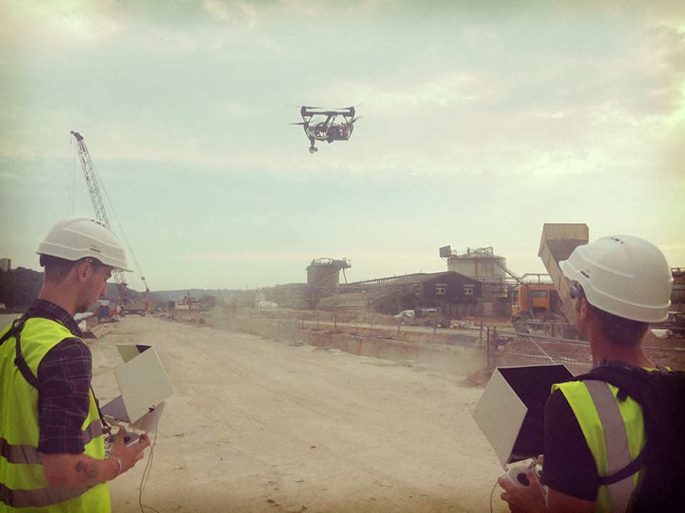 Highline_Films's tweet photo. * SUIVI DE CHANTIER * C'est ça aussi la prise de vue aérienne ! Une mission avec @GuigaCom pour @EiffageConstruc ! https://t.co/O2AVcLnd4T