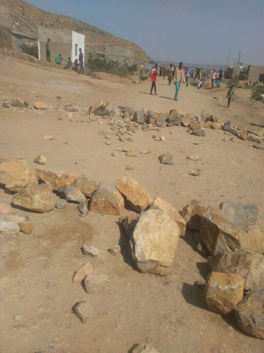 GammadaE's tweet photo. #OromoProtests in Dirre Dhawaa residents fighting back against the regime's force that came to demolish homes. https://t.co/xNINaQQvME