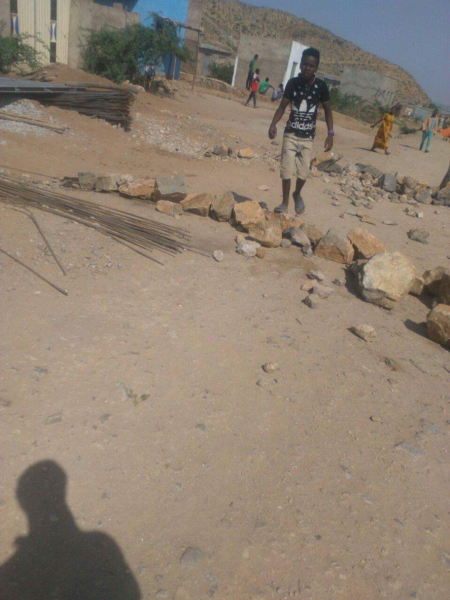 GammadaE's tweet photo. #OromoProtests in Dirre Dhawaa residents fighting back against the regime's force that came to demolish homes. https://t.co/xNINaQQvME