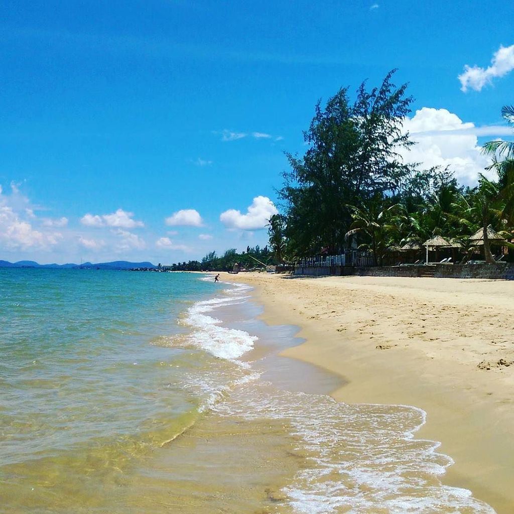 lipglossgirl's tweet photo. Monday (ocean) blues #PhoQuoc #Vietnam https://t.co/GJX6mwaVR2