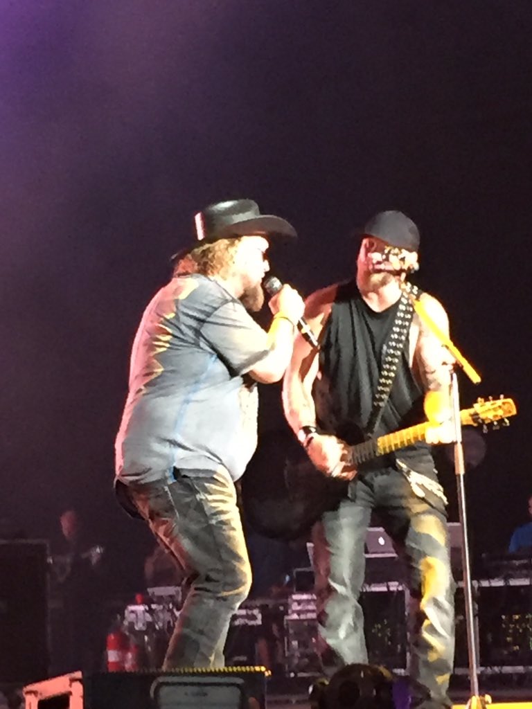 Mamato3Sheryl's tweet photo. @coltford Amazing tonight!! Such a pleasure watching you tonight!! #sleeptrainamphitheatre https://t.co/dBNGuUV5AB