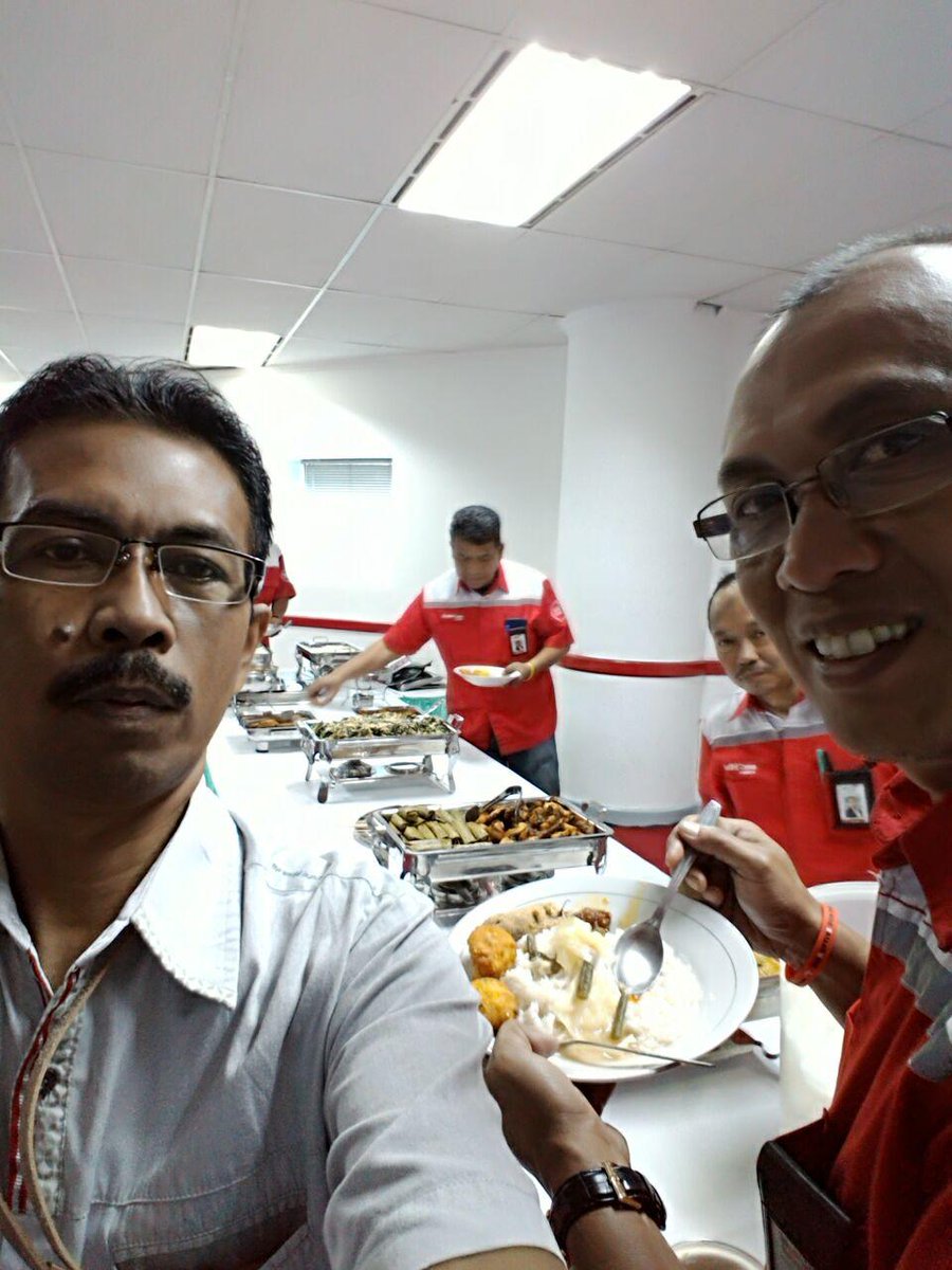 ROCTreg5's tweet photo. Rehat sejenak, mari isi nutrisi otak. FTTH Award 2016 @parwi66 @_funtastic5_ #TelkomFuntastic5 #ROCTREG5 #Indihome5 https://t.co/7WfBh8Z0it