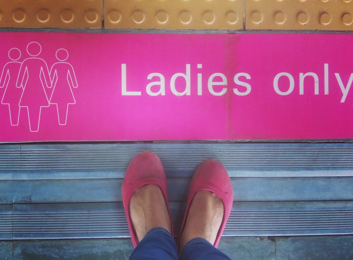 journovidya's tweet photo. #ladiesonly #separatespaces #dividedbyathread #newlifeline #mumbaimetro #Mumbai https://t.co/3BZORA0qPb