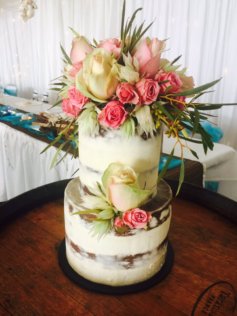 ella_bella_cake's tweet photo. Semi naked cake topped with fresh flowers #wedding #weddingcake #seminakecake #freshflowers #cakedecorator https://t.co/Qz8ol4G4Pd