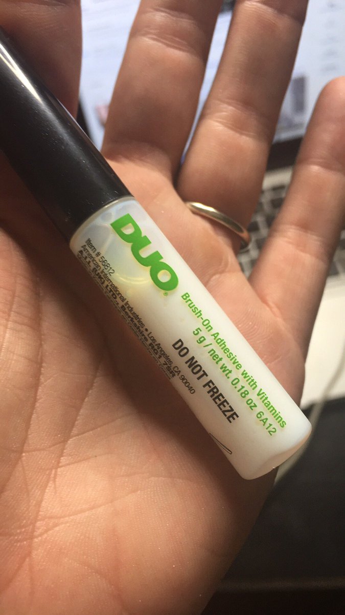 BrittFromHawaii's tweet photo. I LOVE my blue #DUOAdhesive but this green one was awful 😩😭 #lashes #lashadhesive #mascara #falsies #eotd #bblogger https://t.co/ZAUw312RDY
