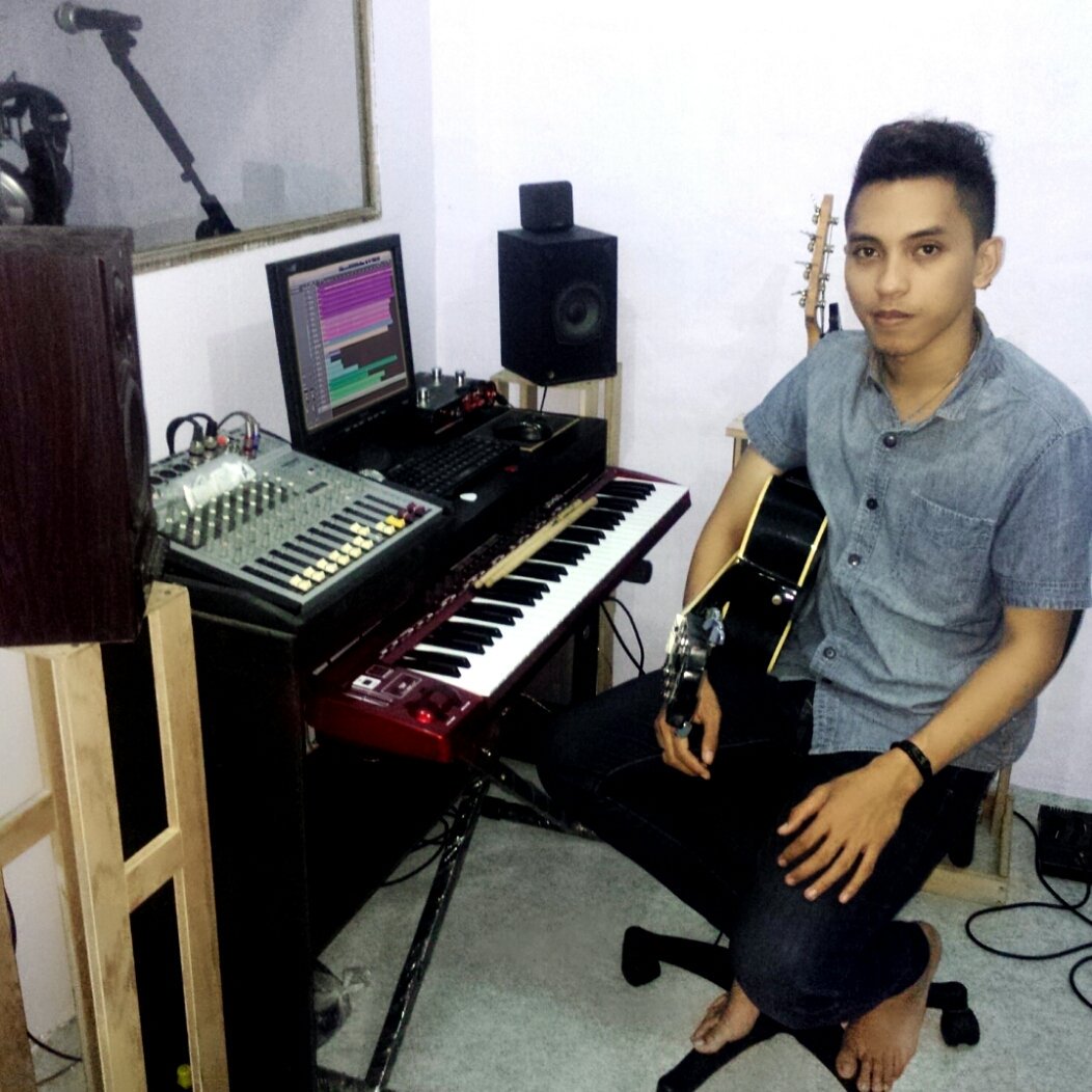 amind1201's tweet photo. Mumpung lagi kosong.. bikin sample cover2 alias ngacak ngacak lagu orang dulu.. ekwkwkwkwkwkw.. #amynotriangle https://t.co/MvpMC3rbAC