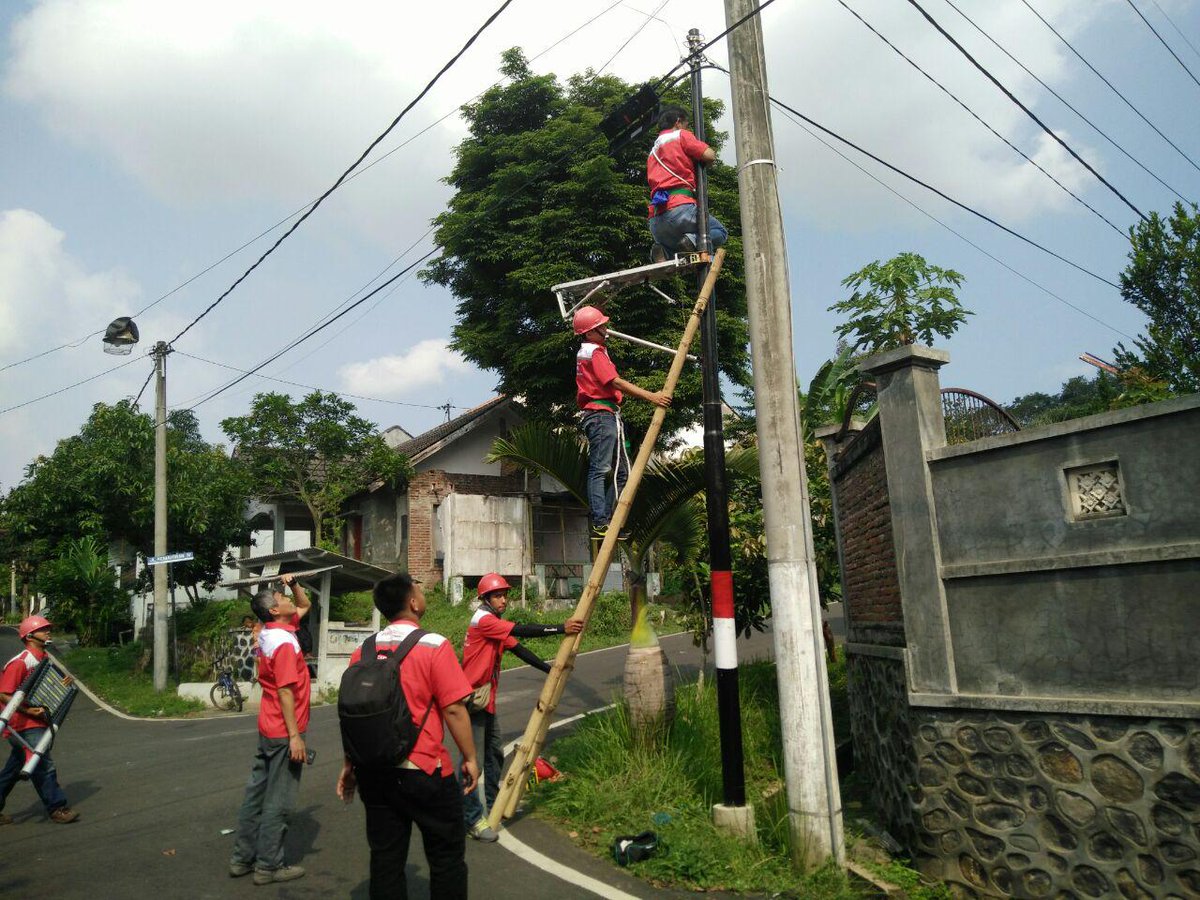 ROCTreg5's tweet photo. @parwi66 @_funtastic5_ #TelkomFuntastic5 #ROCTREG5 #Indihome5 Team assesor cek PT1 di perumahan Buring Satelite https://t.co/i5XpqDGk4H