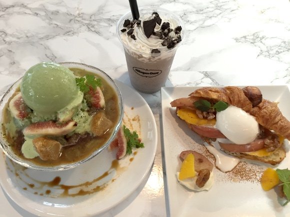 TokyoCheapo's tweet photo. The Häagen-Dazs pop-up cafe in #Tokyo has limited-edition ice cream desserts &amp; drinks https://t.co/FrPIN9e0RI https://t.co/U5v9m9lrVO