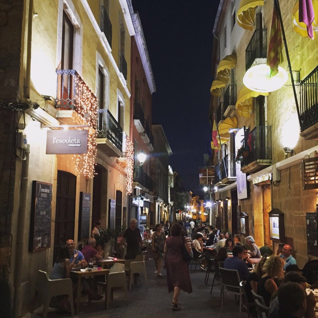 deniarentals's tweet photo. Buzzy Calle Loreto Sunday evening in Denia. Great Tapas  @elstomassets #denialife https://t.co/4g5wcb7EYw