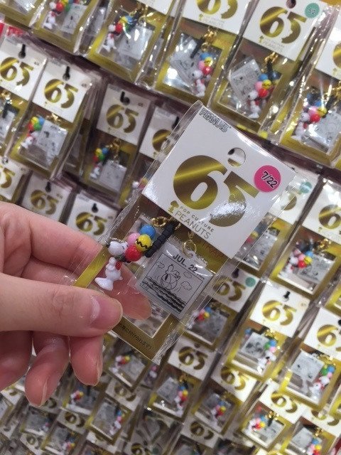 博多阪急 On Twitter スヌーピー65周年記念 365誕生日ストラップ 各750円 ピーナッツ65周年イベント スヌーピー と仲間たち大集合 では 物販スペースも充実 あなたの特別な記念日のストラップを見つけてみては 7 29 金 まで 8階 催場