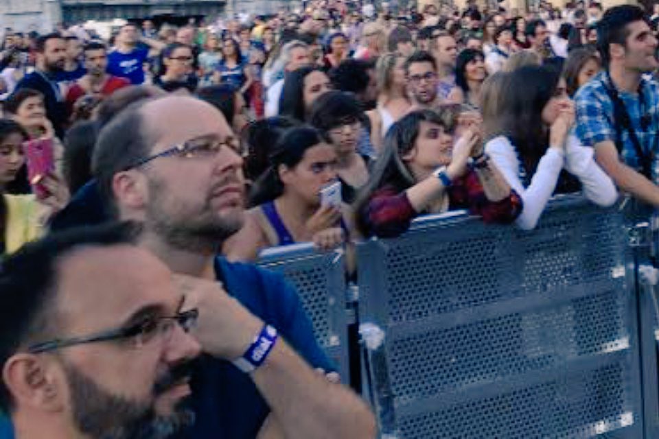 Junto a Roberto Cuadrado ¿Qué miraremos con tanta atención? #GiraDéjateLlevar en Bilbao con la adorable <a href="/crisdalmau/">Cristina Dalmau</a>