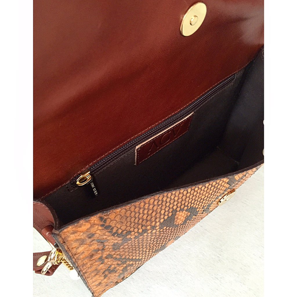 AGV_collections's tweet photo. AGV •AGV 10.09•🐚🐍
Check the bag on https://t.co/DSn5aTE2GW🌸
#AGVcollections #AGVroma https://t.co/109WO9Oc8B