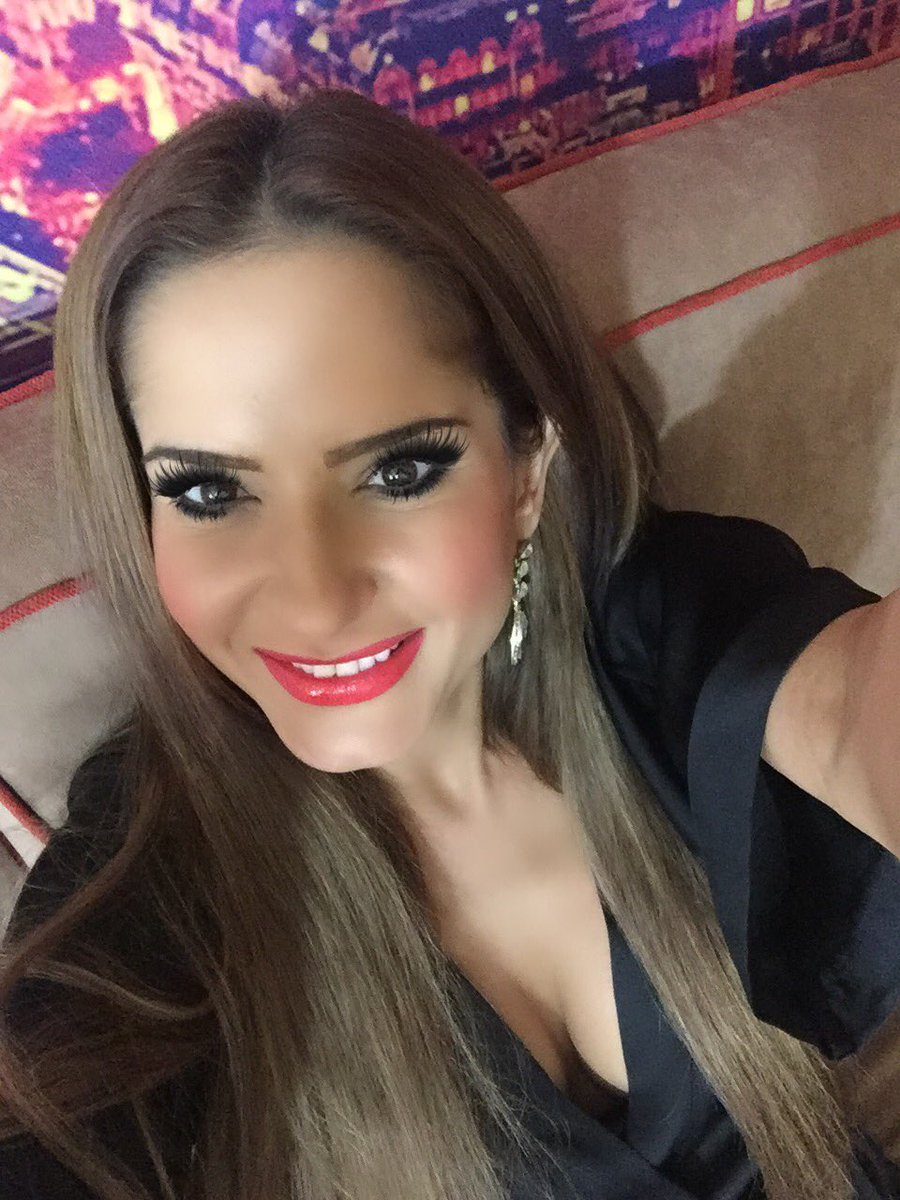 ChanelleReedOff's tweet photo. On my coffee break! I'll be back in 10 min. 💋 https://t.co/2hWu6rWIPC