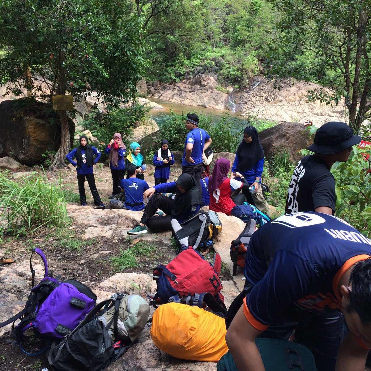 yahhrazib's tweet photo. wlpn mental koyak sbb 12 jam mencanak die tp thank you #ogkl dan abg2 akak2 kekawan baru✨gunung serundum pahang✅ https://t.co/xIkjbF0BWA