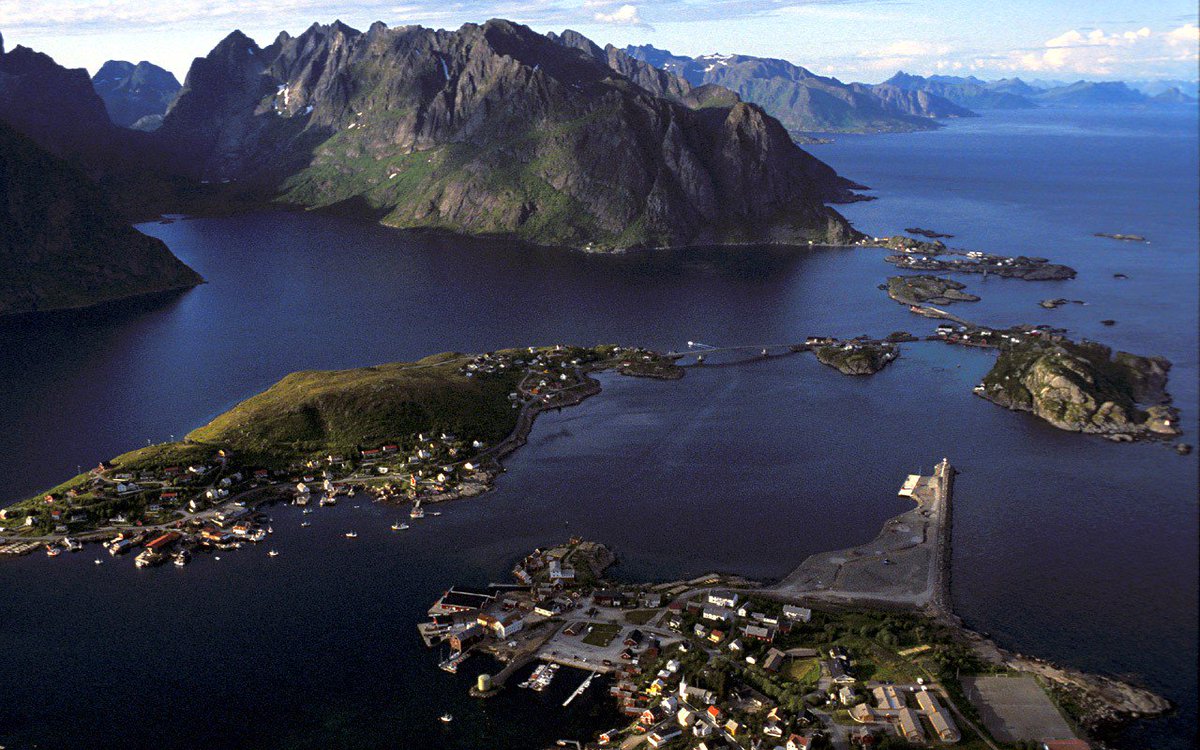 YateColor's tweet image. ¡#NAVEGANTES! visitar con vuestras embarcaciones las cabañas de Lofoten en Noruega. noticias.nauticpedia.com/visitar-las-ca……/