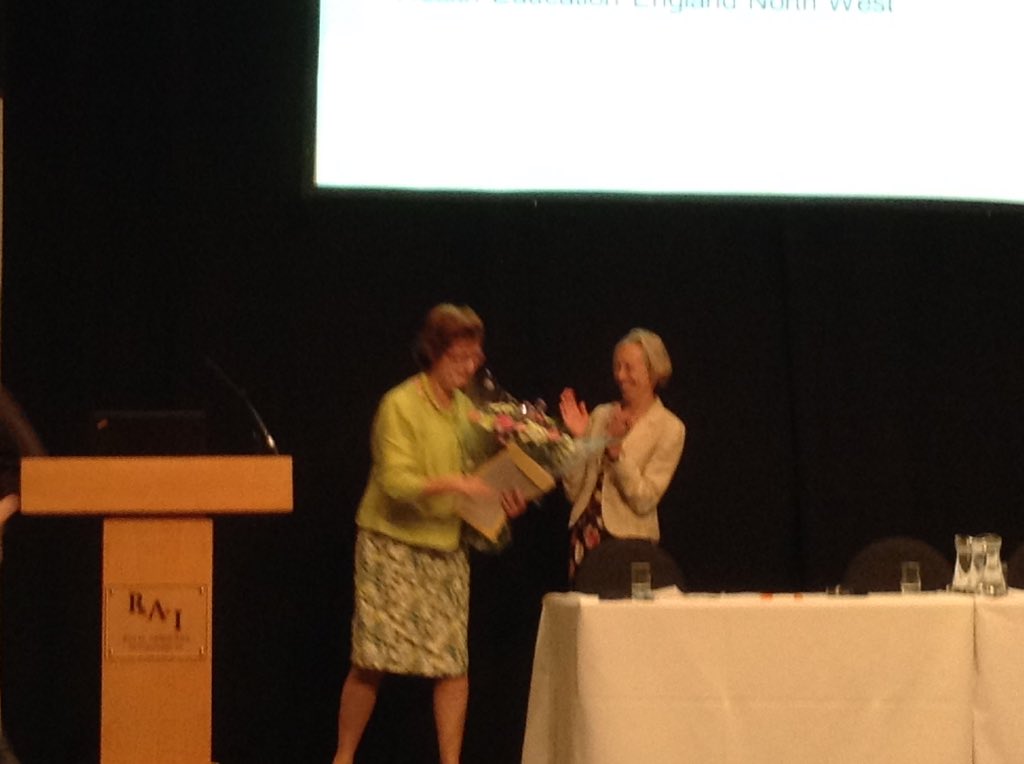 smithgillianbl's tweet photo. @helenspibey receives certificate and flowers for #RCMAL @MidwivesRCM https://t.co/P7ND46W4f7